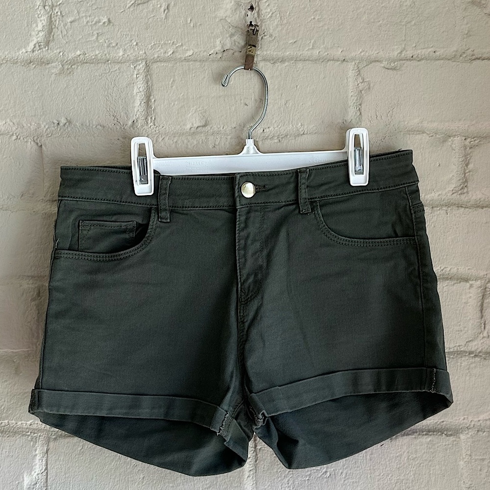 H & M size 6 army olive green comfy cute basic summer shorts